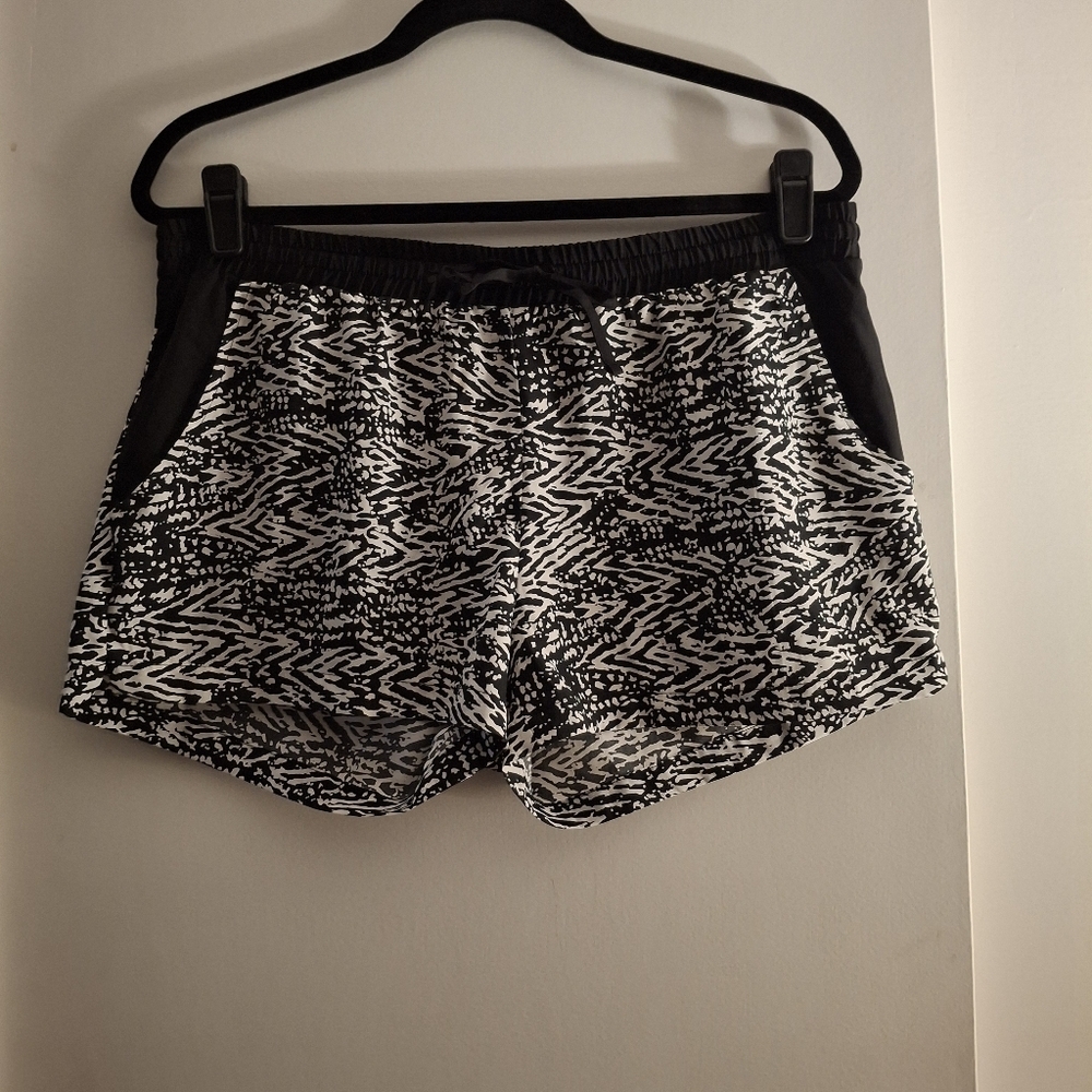 Freckles Black and White Patterned Women's Shorts